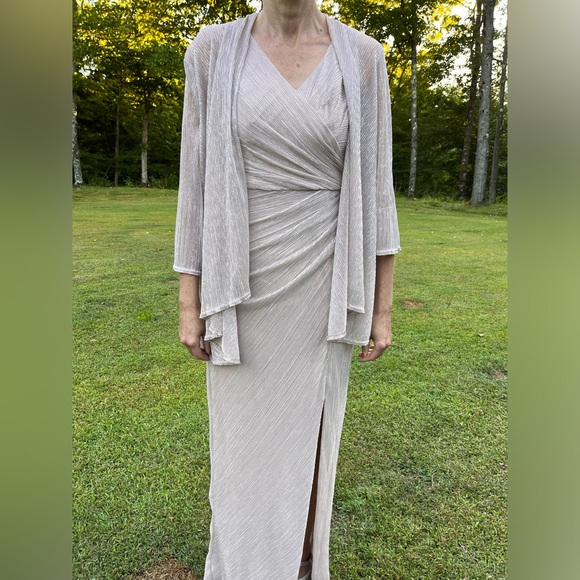 Oleg Cassini Formal Gown - Picture 3 of 8